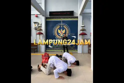 Dua napi kasus terorisme bebas dari Lapas Kotabumi, Lampung Utara. Densus 88 langsung menjemput. Tantangan adaptasi dan risiko radikalisasi tetap membayangi. #Lampung24Jam #BeritaLampung #NapiTeroris #Densus88 #TerorismeIndonesia #Kejaksaan #BeritaViral #BeritaTikTok #Lampung #Jambi #PembebasanNapi #Deradikalisasi #NKRI 
