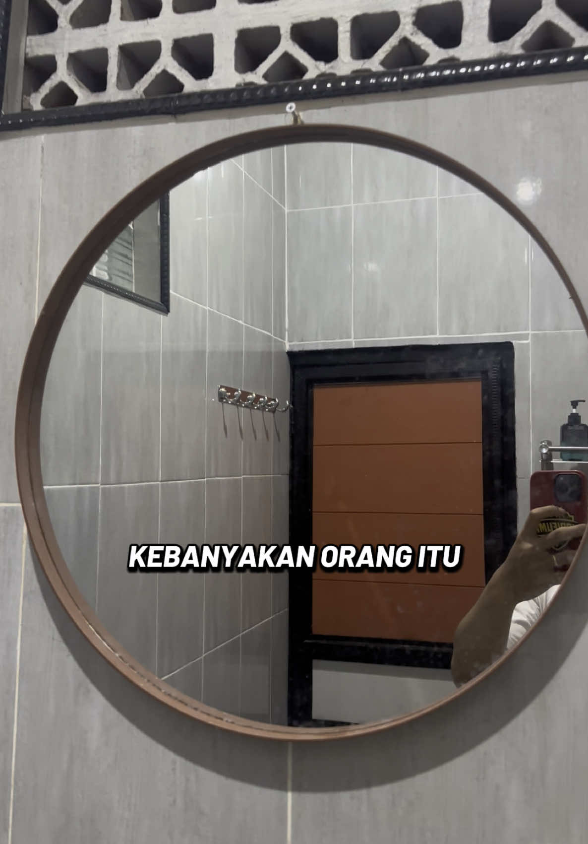 Mumpung kacanya diskon dibeli , bisa buat ngaca setiap hari #cermin #cermindinding #cerminbulat #cerminaesthetic #tiktokshop #wibgajian 