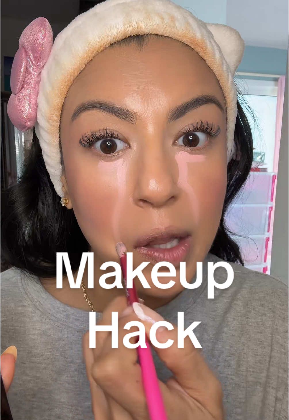 Replying to @yuvi Munoz trata este makeup hack. Te va encantar 😘  #undereyebags #undereyebrightener #concealer #makeup #makeuphacks #undereyecircles #darkundereye #palladioundereyebrightener 