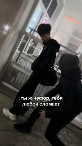 Слово «клянись» — это форма повелительного наклонения от глагола «клясться», что значит давать торжественное обещание, подтверждение правдивости своих слов, чаще всего перед кем-то или чем-то значимым (например, Богом, честью и т.д.). Примеры: 	•	Клянись, что говоришь правду! — требует подтвердить правдивость. 	•	Клянись хранить тайну! — требует обещания. То есть, «клянись» = поклянись, пообещай торжественно.                               @e.r.k. 