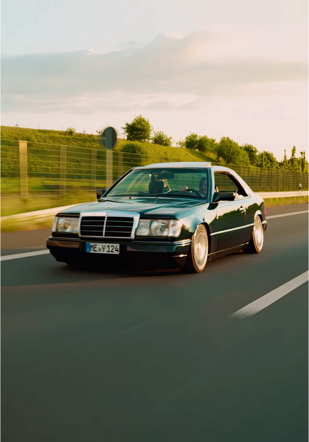 Summer vibes  #w124 #mercedes #oldtimer #classic #90skids #rolling #rollout #Summer #sunshine #22 #reihen6zylinder #saphir #mettmann #velbert #losangeles #bts #car #drive #fastandfurious 