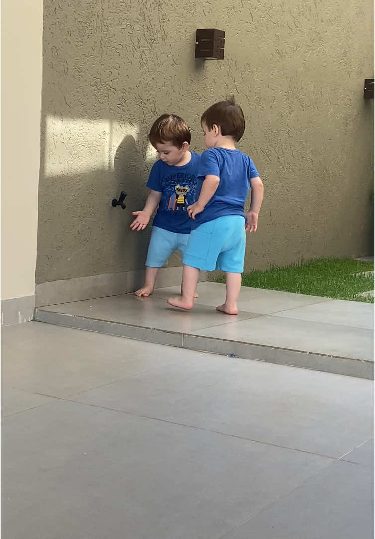 Bem Tranquilos graças a Deus 😅🤣🤣🤣 #gemeos #gemeosunivitelinos #bebestiktoks #bebeslindos #videoviral #bebes #trend #cotidiano #rotina #fypシ゚ 