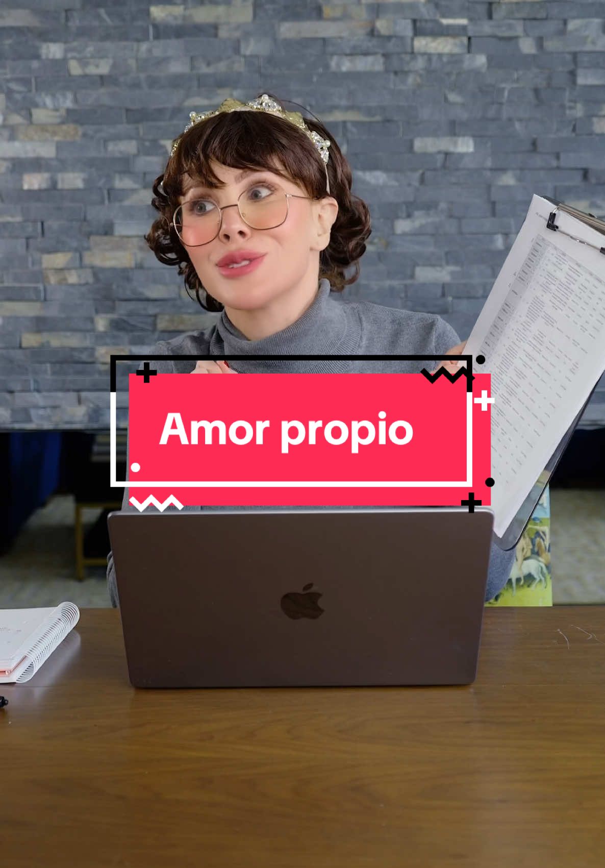 💔 Muchas veces cambiamos nuestro cuerpo, nuestra ropa o nuestro pelo… solo para agradar. Y sin darnos cuenta, nos vamos perdiendo en el intento. Yo lo viví. Tenía 24 años cuando estuve en una relación que me llevó a la anorexia. ¿Fue su culpa? No. Fue mía. Por no haberme amado lo suficiente para irme a tiempo. Hoy, después de mucho trabajo interno, sé que el amor empieza por defender quién eres. 🛡️ Lo que piensas. 🗣️ Lo que crees. ❤️ Lo que te hace única. Este video es para ti: 🙋‍♀️ Si te duele ver que tu “wey” le da like a 40 mil viejas que no se parecen a ti… 🙋‍♀️ Si dudas de ti por encajar en un molde ajeno… 🙋‍♀️ O si tienes a un wey que te pide que te veas diferente para que “le gustes más”… Pues te tengo una noticia: la que tiene que cambiar NO eres tú… es el wey. Yo nomás digo. Hay millones de mujeres guapas allá afuera… pero como tú, solo hay UNA. Y eso, créeme, es más que suficiente. ✨ Verse bien es increíble… Pero primero, que sea para TI.