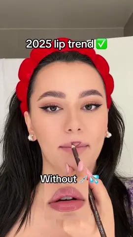 New lip gloss trend #makeup #beautyblogger #viral 