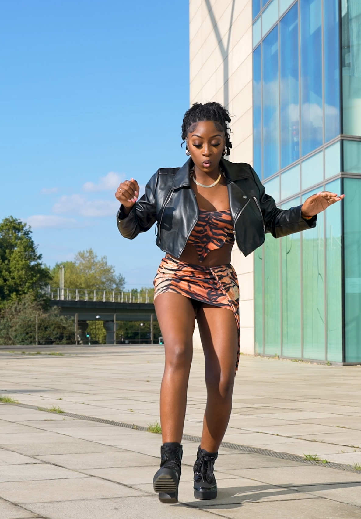 Dc: @Sweets 🔥….. 🎥: @Afro Dance #weekendvibess #sadance #samanthagrace #osg #dance #savibes #unclewaffles #southafricatiktok #amazing 