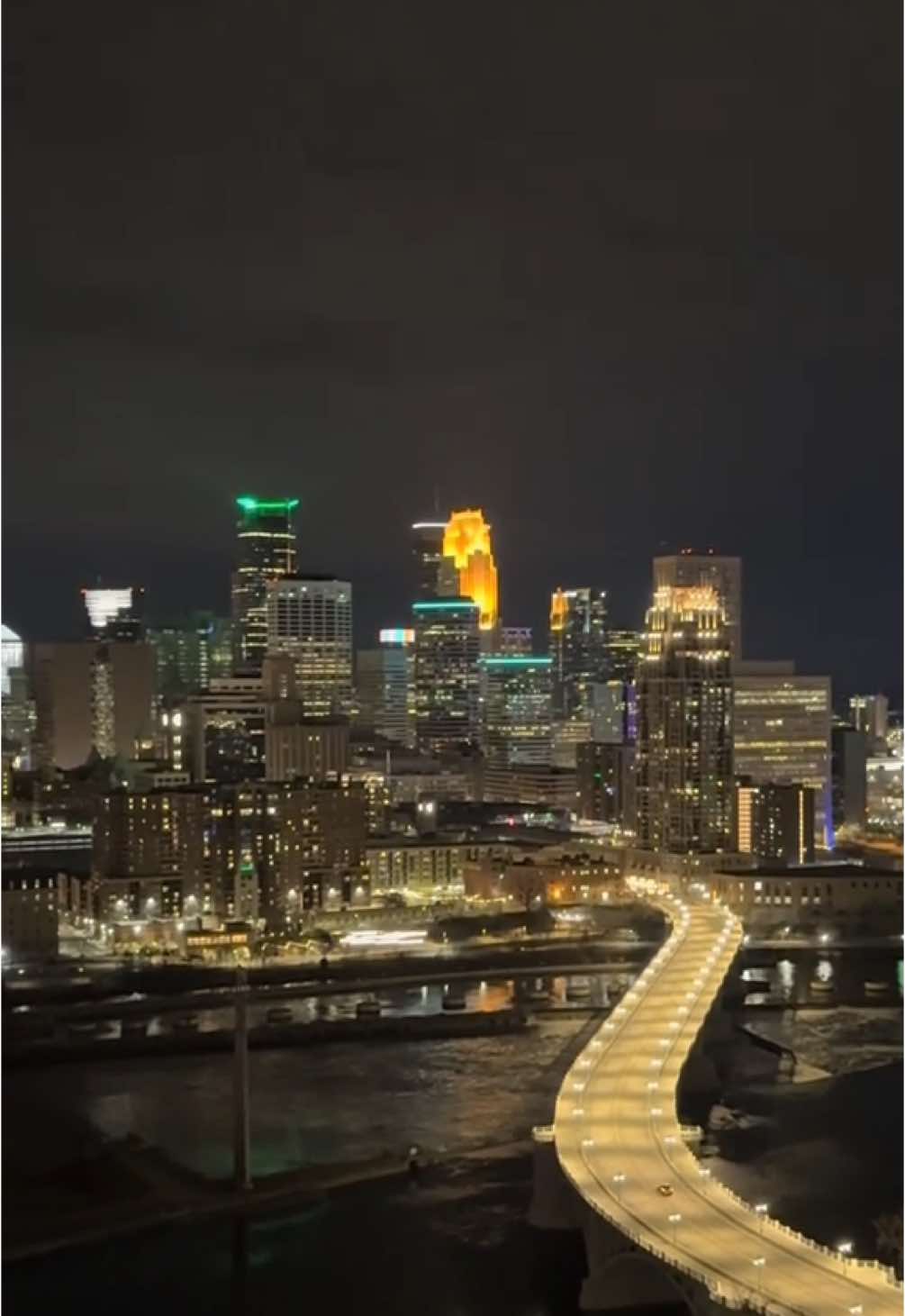 Minneapolis>>> #rooftop #minneapolis #minnesota #nightlife #city #night #astetic #calm #vibes #bestcity #fyp #roof #skyline 