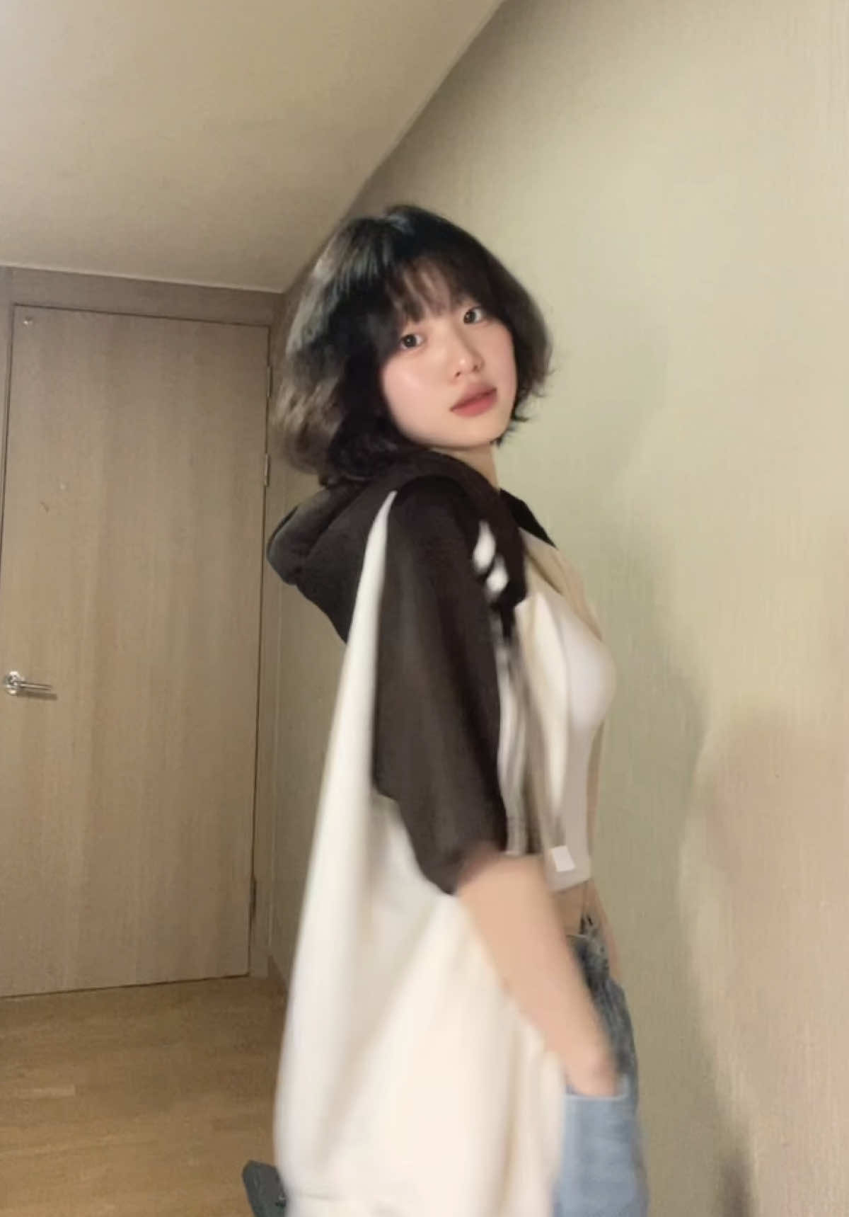 여름에도 귀여운 후드 입고싶은 사람? 얼른얼른 발들어~ 🦶🦶🦶🦶🦶🦶❤️❤️ 그리고 에이블리로 빨리 뛰어가쟈=3=3=3    #에이블리 #널디 #NERDY #반팔 #여름코디