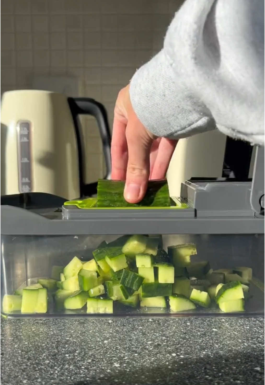 Cortador de Legumes Multifuncional 🥕🔪 Facilite sua rotina na cozinha com este prático fatiador e ralador manual.  Compre diretamente pelo TikTok Shop: rápido, prático e 100% confiável. A entrega é feita por transportadoras parceiras, garantindo segurança e agilidade. E você, já fez compras pelo TikTok? 🛒📲 #TikTokShop #TikTokBrasil #FYP #Viral #ComprasOnline