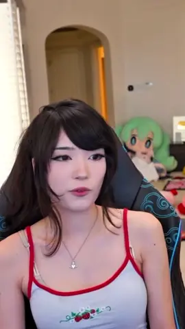Emiru showing off her pants #streamer #fyp #emiru #livestreamer #emiruclips #fypシ゚ 