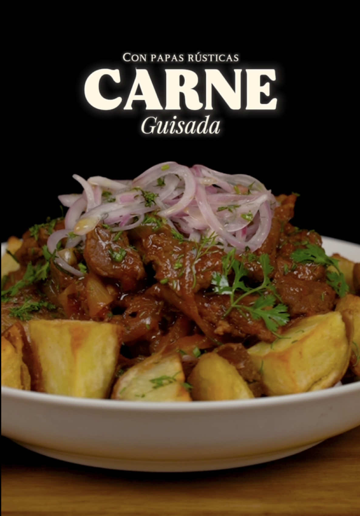 ¿Que tal esta idea de almuerzo para llevar a la oficina? 😋🥩 Receta de carne guisada con papas rústicas, servida con cebollas encurtidas que te enseñé en una receta anterior. Una idea de almuerzo o cena perfecta para llevar a la universidad o el trabajo.  ✅ Ingredientes:  - 700g de carne de res  - Aceite achiotado al gusto  - 2 cebollas cabezonas  - 2 dientes de ajo  - Sal al gusto  - 2 cucharaditas de panela rallada  - Comino al gusto  - Pimienta al gusto  - 3 tomates rallados  - 2 ramas de cilantro  - Y mucho amor 💖 Acompañamiento opcional:  Papas rústicas y cebolla encurtida.  #colombia #recetas #recetasfaciles #medellin #cali #bogota #barranquilla #cartagena #Receta #guiso #carne #papas #carneguisada #oficina #universidad 