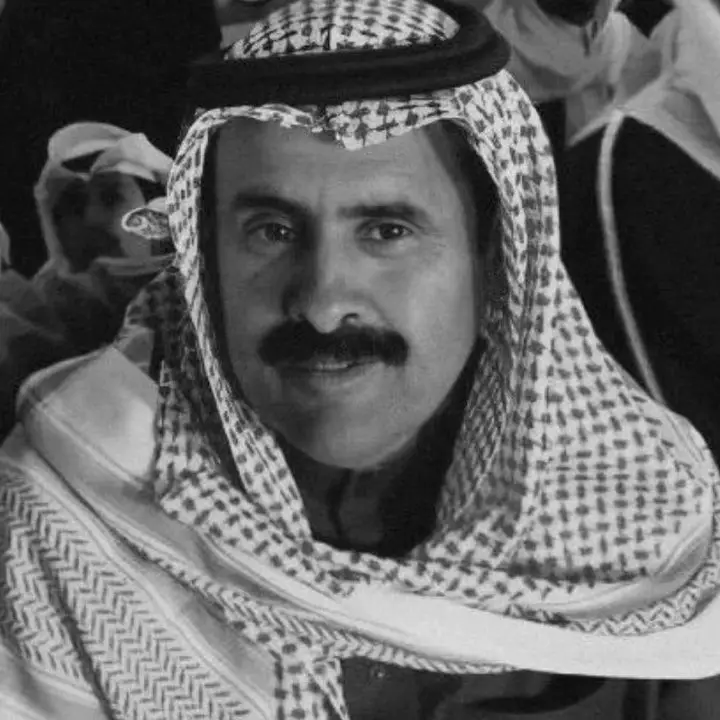 جعله في جنة الخلد منزالي  ‏دبرة الله نافذه مامعي حيله ‏أشهد انه حط في القبر رجالي  ‏نادرٍ شكله قليل معاجيله  ‏صفحة التاريخ تشهد على اقوالي  كم رجال عجز ياصل مواصيله  وده وحاول وحاول ولا حتالي  بري حالي كل ماجي مداهيله  ‏كن قلبي بين الاضلاع ينشالي  ‏لايني عسى المقادير تاتي له محمد بن شايق | #id5l_ 