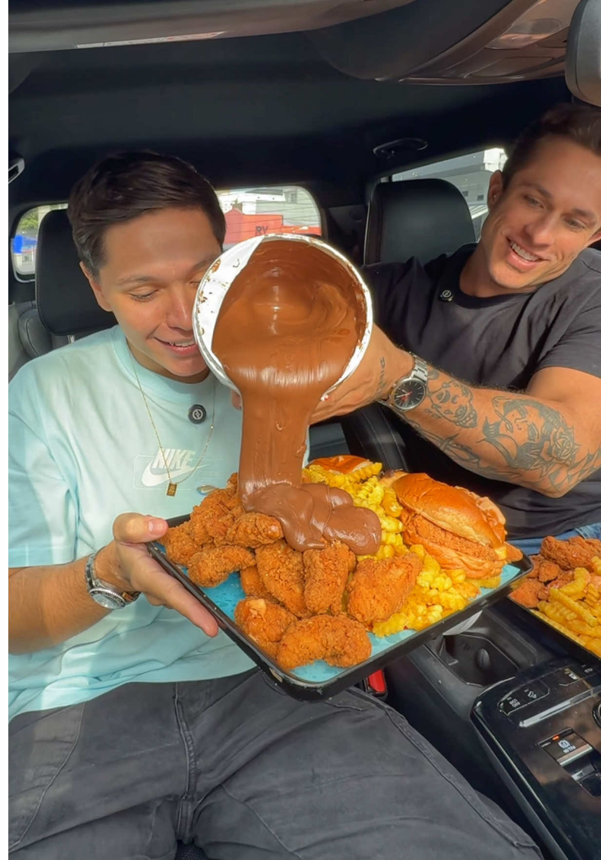 O MOLHO MAIS FAMOSO DOS EUA, AGORA NO BR!! 🇧🇷🇧🇷 Fomos navegar na @hipposburger, uma das melhores e mais famosas hamburguerias de SP! Inclusive que ficoi bastante conhecida por ter criado o famoso open cheddar e open de nutella. E que agora trouxe o famoso molho americano pro BR. 😋 E para acompanhar, nada melhor do que os deliciosos burgers da Hippos ou os chickens fingers e as batatinhas!! 🍗🍟 CURTIU? Então já marca o @ que vai te levar!! 🔥🔥 🍔 @hipposburger 📍R. Xiririca, 554 - Vila Carrão, SP.  *Publi