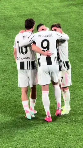 Mi sono commossa🤍🖤🥹😭🫂 #kenanyildiz #dusanvlahovic #franciscoconceicao #yildiz #vlahovic #conceicao #chico #hug #juventus #juve #finoallafine @Kenan Yildiz @Dusan Vlahovic @juventus 