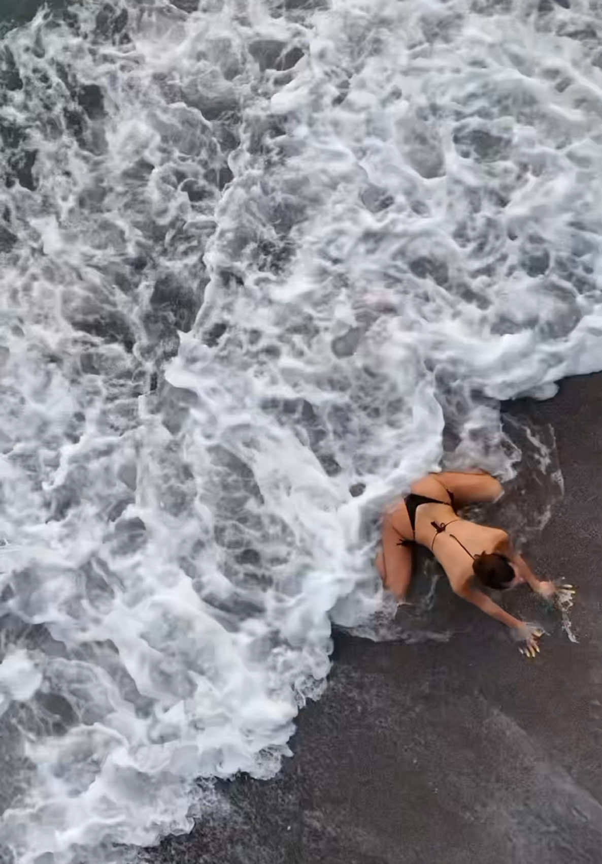Insane ocean vibe🫠 #costarica #paradisebeach #ocean #stretching #dancer #drone #luxuryvilla #flexibility #split #zuruchmodel #parismodel #italianmodel #Summer #luxurylife #travel #bucketlist 