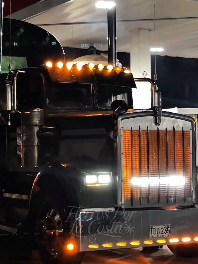 Para ustedes una de las Kenworth W900B más hermosa de Colombia #camionesconestilo #camiones #colombia #mulas #mulascolombianas #kenworthw900 #kenworth 