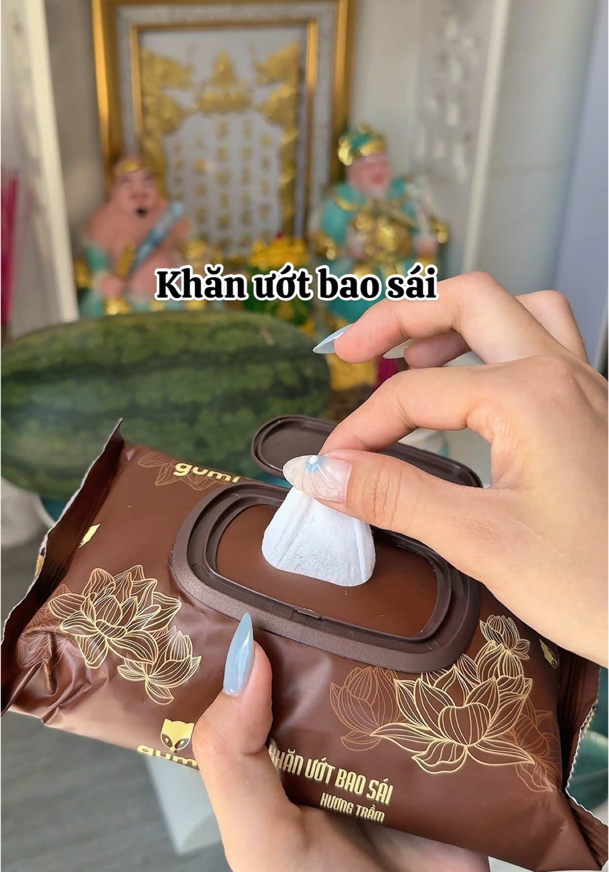 Bây giờ muốn bao sái bà thờ không càn phải mua nước riêng khăn riêng về để lau dọn bàn thờ nữa. Có khăn ướt bao sái này của nhà Gumi tiện quá chời tiện #khanuotbaosai #khanuotbaosaigumi #khanuotgumi #khanuotbaosaihuongtram 