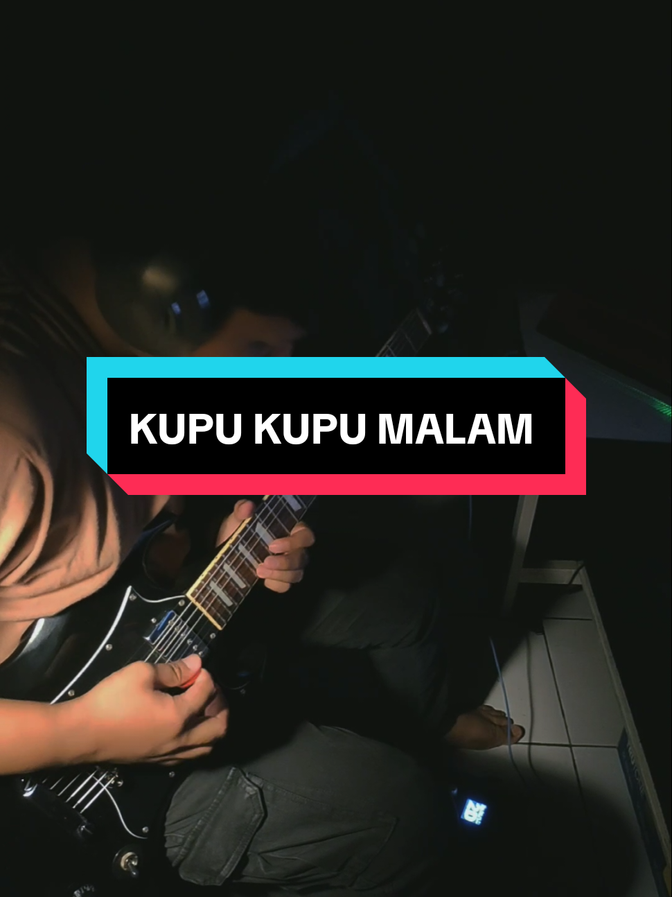 Dulu waktu kecil pas tau lagu ini, kok keren judul nya kupu-kupu malam, pasti cerita dilagu nya keren nih. eh pas sudah gede baru tau arti nya apa 🤣. interlude nya sederhana bgt, tinggal reverb delay od doang. song: Noah - Kupu kupu malam  . . . #noahband #NOAH #lukmannoah #fypage #fy #covergitar #gitarcover #isiangitar #fyppppppppppppppppppppppp #fypシ゚ #music #fyp 