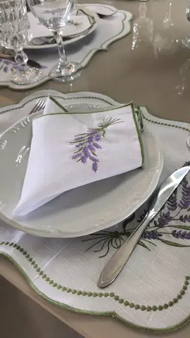 Uma mesa posta para celebrar a vida. Jogos Americanos bordados de lavanda- Arte na Mesa  #mesapostapraquemgosta #mesapostacomamor #mesadeaniversário  #mesaposta 