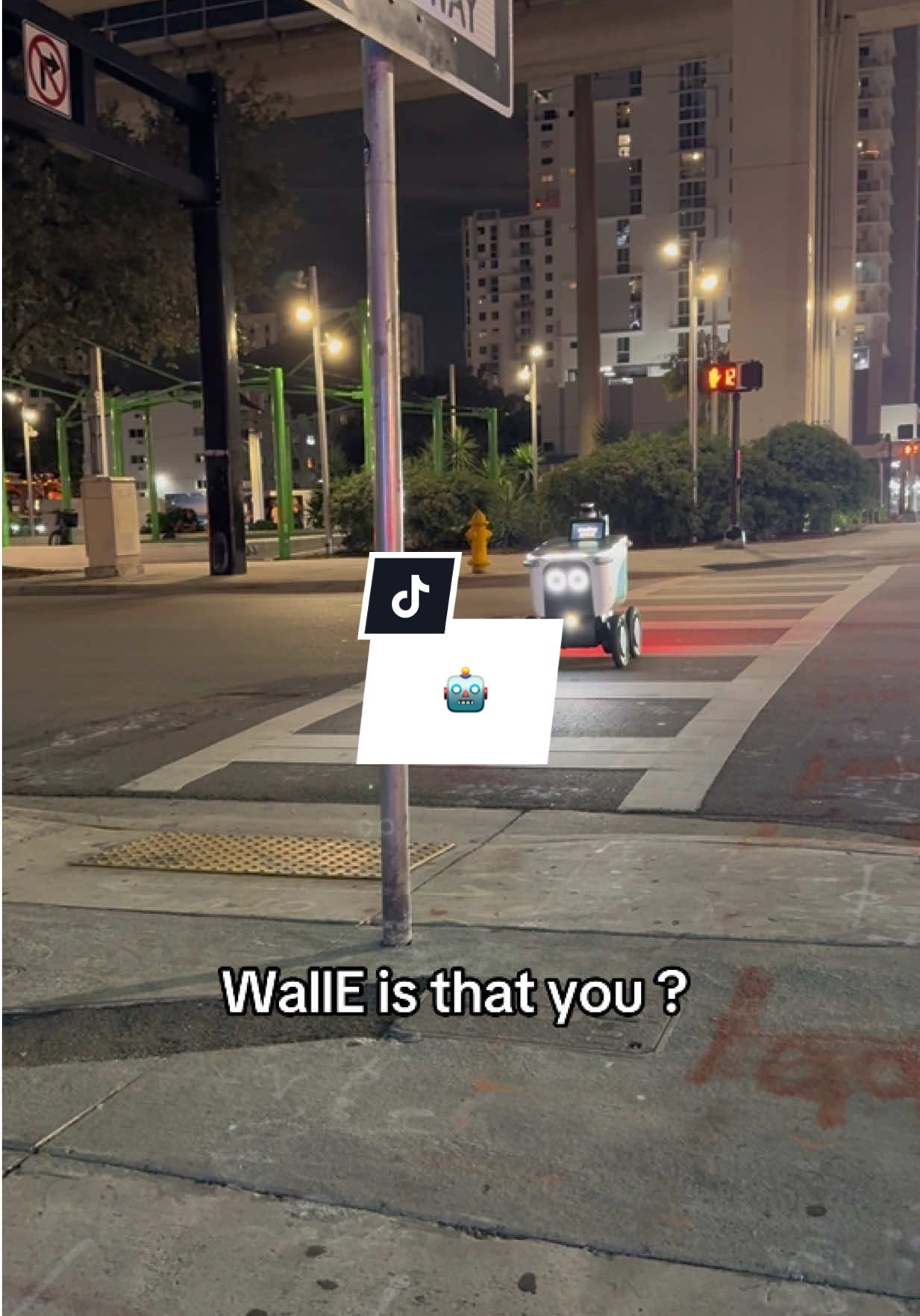 WALL·E all over Brickell ? #brickell #brickellmiami #brickellliving #walle #robots #robotcourier #robotdelivery 