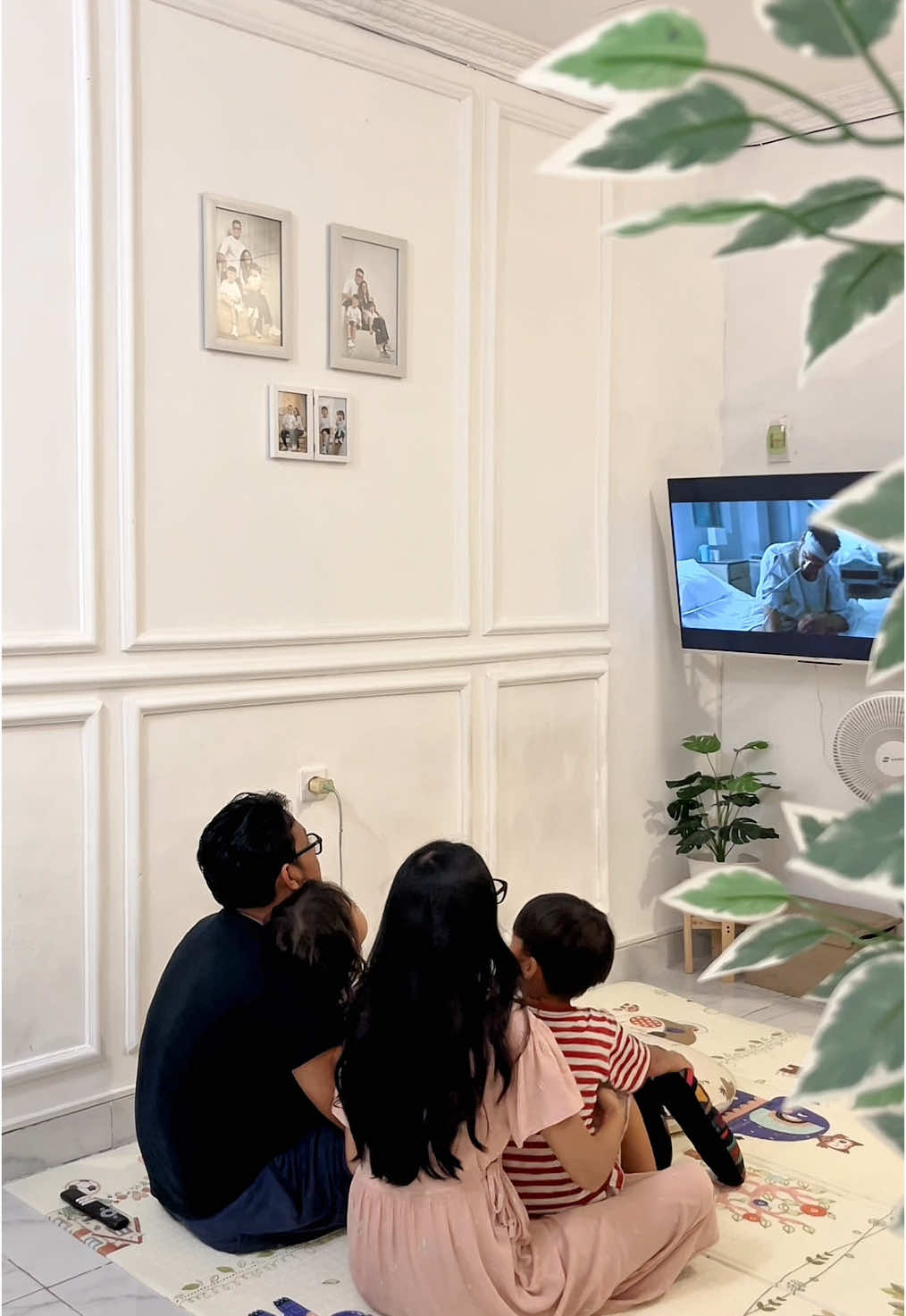 MasyaAllah Alhamdulilah bisa Family time dirumah 📺🎞️✨🫶🏻 #familytime #keluargabahagia #keluargakecilku #rumahminimalis #rumahsubsidi #rumahmilenial #adaywithwulanayu 