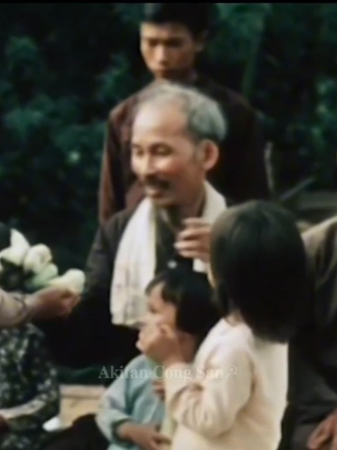 Những hình ảnh về dịp kỷ niệm sinh nhật Bác Hồ 19/5/1969 cũng là dịp kỷ niệm sinh nhật Bác lần cuối cùng. 9 giờ sáng ngày 19/5 Bác xem và chỉnh sửa những lời dặn dò cuối cùng trong bản di chúc để lại cho toàn đảng toàn dân. #chutichhochiminh #kyniem135namngaysinhnhatbacho🇻🇳 #dantocvietnam #akifancongsan32 