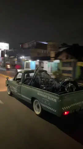 Istrihat di tempat,istrahat sejenak 👀 #yamaha #yamahasr400 #sr400chopper #chopper #chopper #chopperstyle #choppershit #chopperlife #chopperindonesia #datsun #datsun620 #motorcycle #motorgeuring #chopperculture 