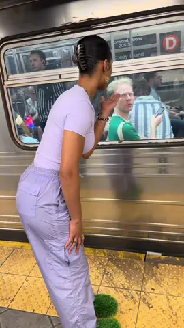 Spreading love in NYC ♥️ #share #viral #reelsinstagram #fyp #explore #nyc #reels #manhattan #viralvideos #mta #train #music #happy #smile #today #subway #newyorkpost #newyork #man #photo #peace #harmony #humor #joy #icespice 
