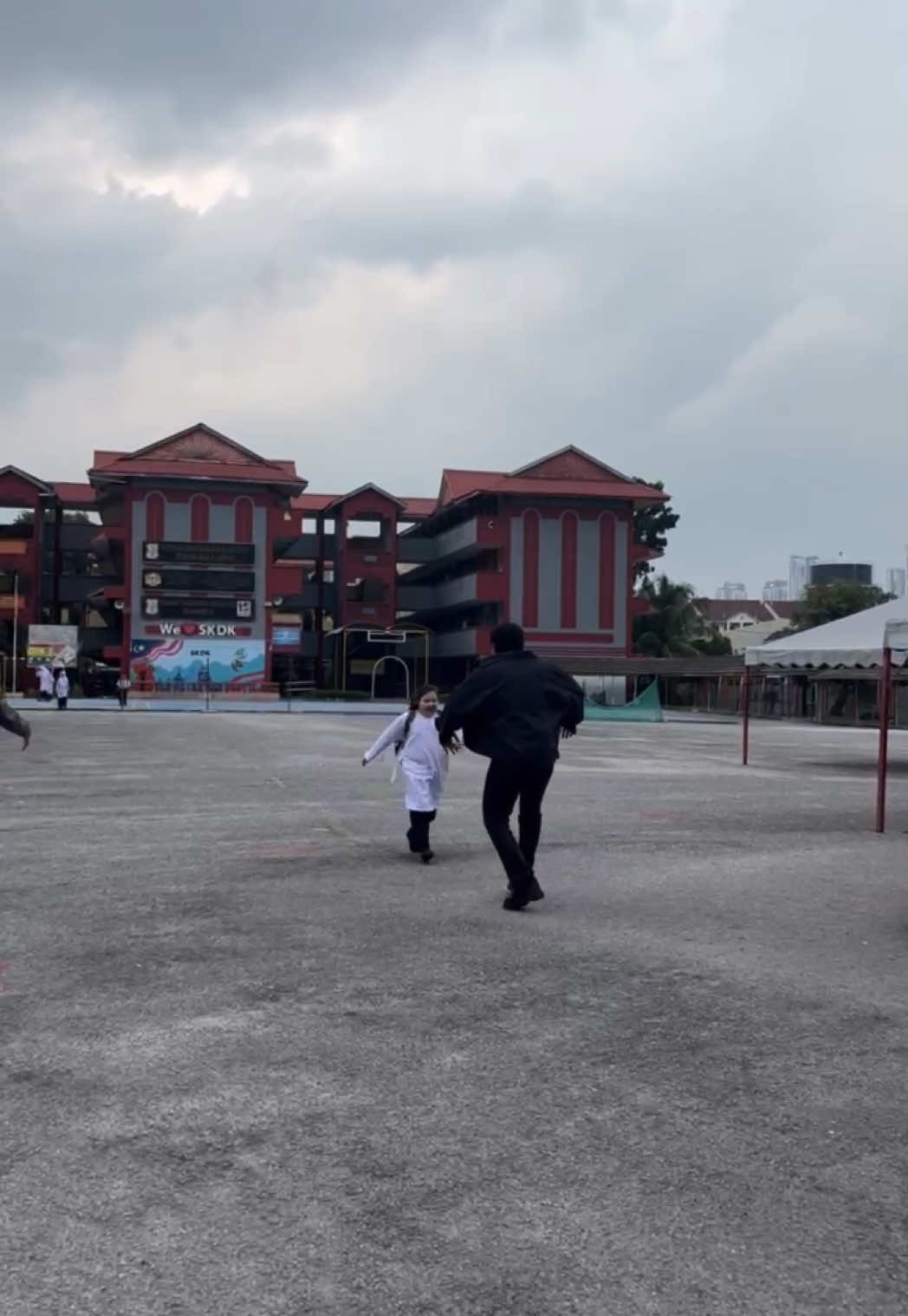 kemain seronok lagi dia lari kat papa!  #rumahtanpaluka #shukriyahaya #eryshaemyra #nauraarissa 