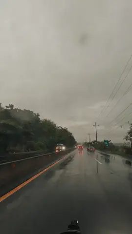 manejando bajo la lluvia y escuchando estas rompe corazón #elsalvador #videos #vira #viralvideos 