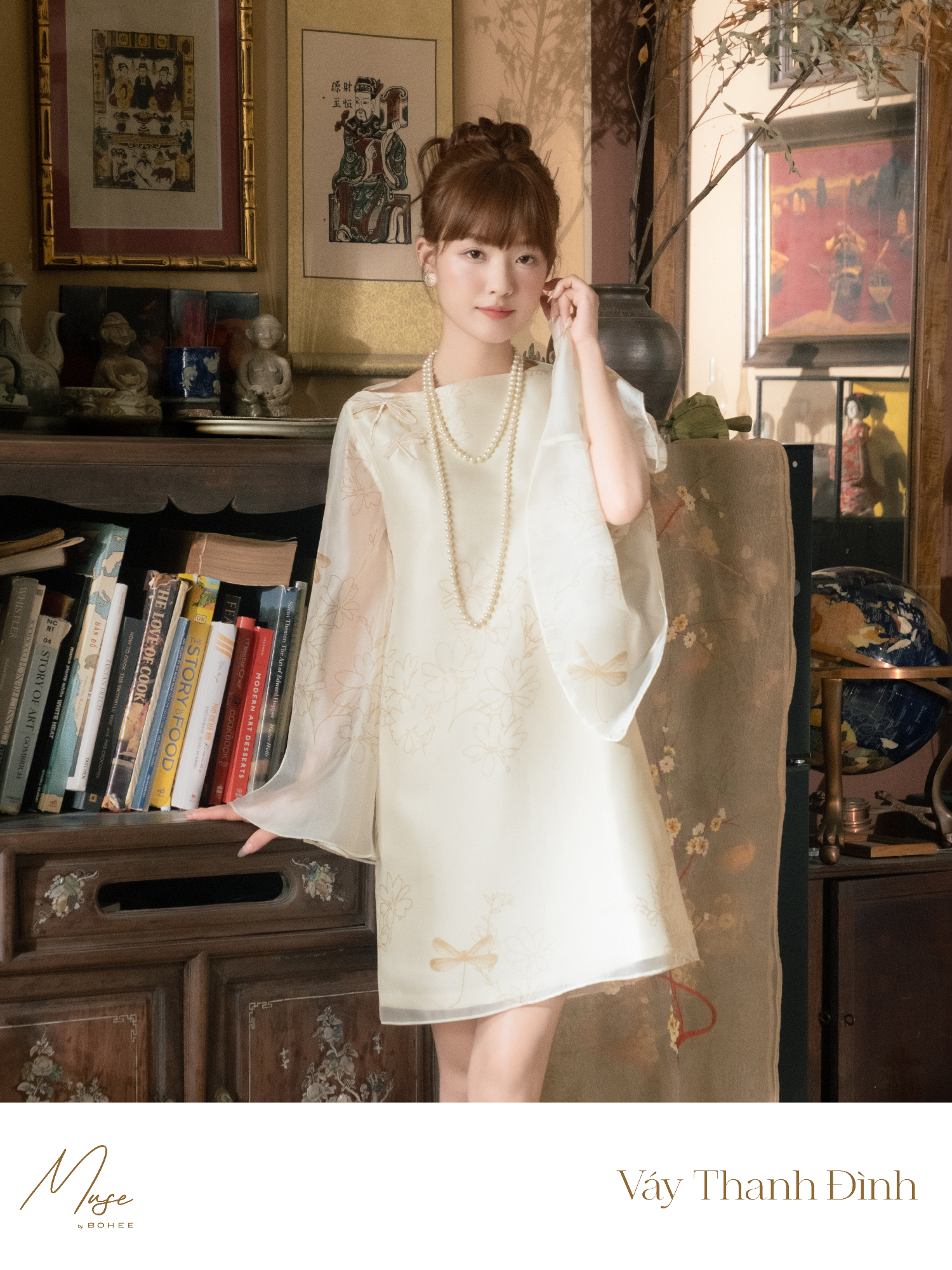 Váy Thanh Đình - Chiếc váy mang đậm nét nhà MUSE by BOHEE ✨ Váy được thiết kế trên chất liệu tơ óng phối tafta, vừa giữ dáng đứng phom, vừa tạo cảm giác nhẹ nhàng, tinh tế. Điểm nhấn nằm ở hoạ tiết chuồn chuồn và hoạ tiết hoa được thêu đính và in độc quyền, mang đến vẻ đẹp riêng biệt cho nàng.  #mademoisellehanoi #musebybohee