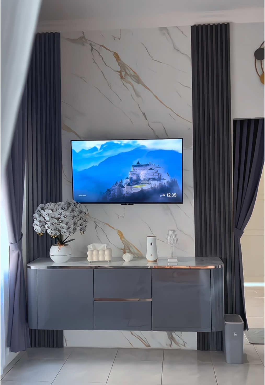 Backdrop tv dengan nuansa abu emang bikin rumah jadi lebih elegan🫶 #backdroptv #backdroptvminimalis #dekorasirumah #homeliving #rumahminimalis #rumahsubsidi #fyp #fyppppppppppppppppppppppp 