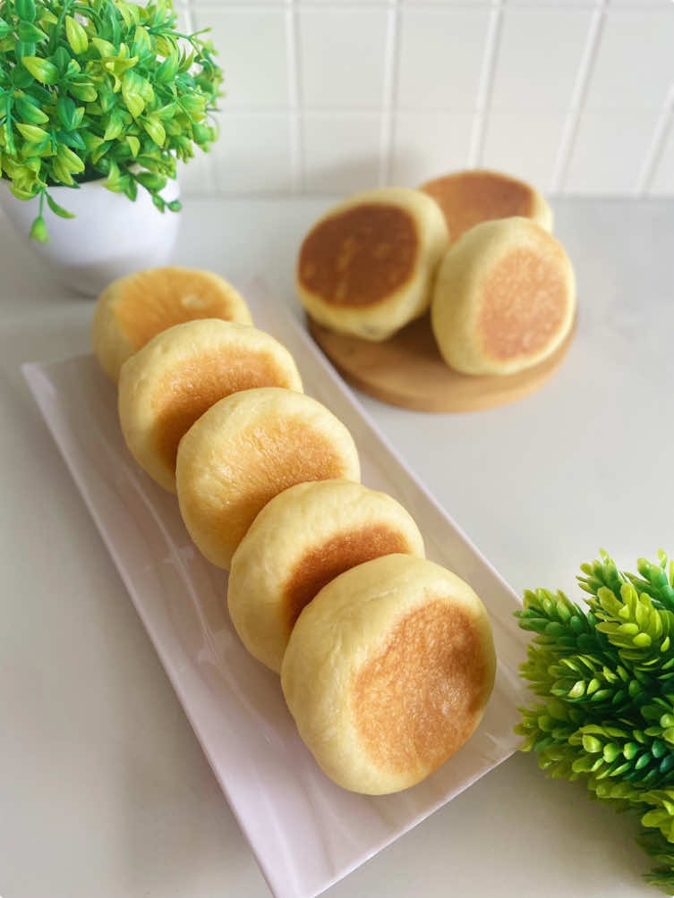 ROTI TEFLON TANPA OVEN, TANPA MIXER, TANPA ULEN. . Bahan-Bahan : • 130 ml susu full cream hangat • 35 gr gula pasir • 1 sdt ragi instan • 1 kuning telur • 250 gr tepung terigu pro tinggi • 1/4 sdt garam • 35 ml minyak goreng • Isian : Dark Chocolate Compound  . #roti #reseproti #rotisobek #rotiteflon #resep #reseproti #resepkue #resepmasakan #resepmudah #reseplezat #resepyummy #resepsimple #reseptiktok #reseptiktoksimple #fyf #fyp #fypage 