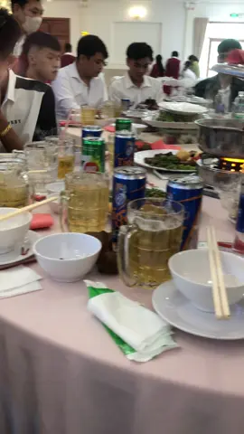 Đi ăn cưới là phải ngồi 2 bàn chứ ngồi 1 bàn là xưa rồi 😂😂😂#LIVE #xuhuongtiktok 