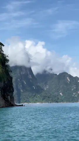 สวยเหมือนไม่มีอยู่จริง เกินบรรยาย เหมือนหลุดไปอีกโลกเลยจริงๆ  #เขื่อนรัชชประภา #เขื่อนเชี่ยวหลาน #สวยมาก #เขาสก #สุราษฎร์ธานี #เที่ยว #เที่ยวไทย #ขับรถฟังเพลง 