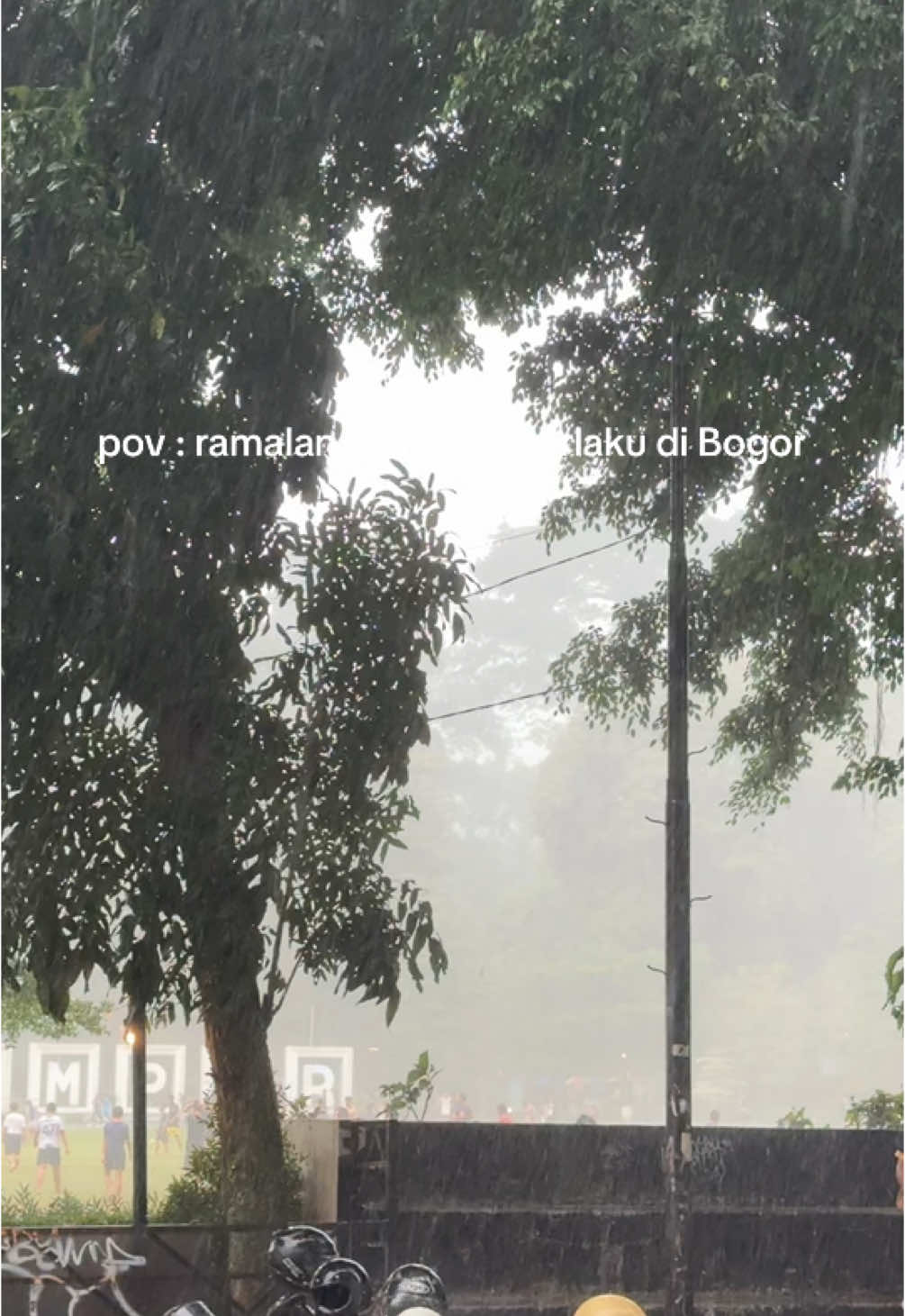 TIBA TIBA UJAN DERES?! beda 5 meter doang beda cuaca ya guys 🤗 sudah biasa #bajuadatbogor #bogor #bogorraincity #bogorhujan #bogorkotahujan 