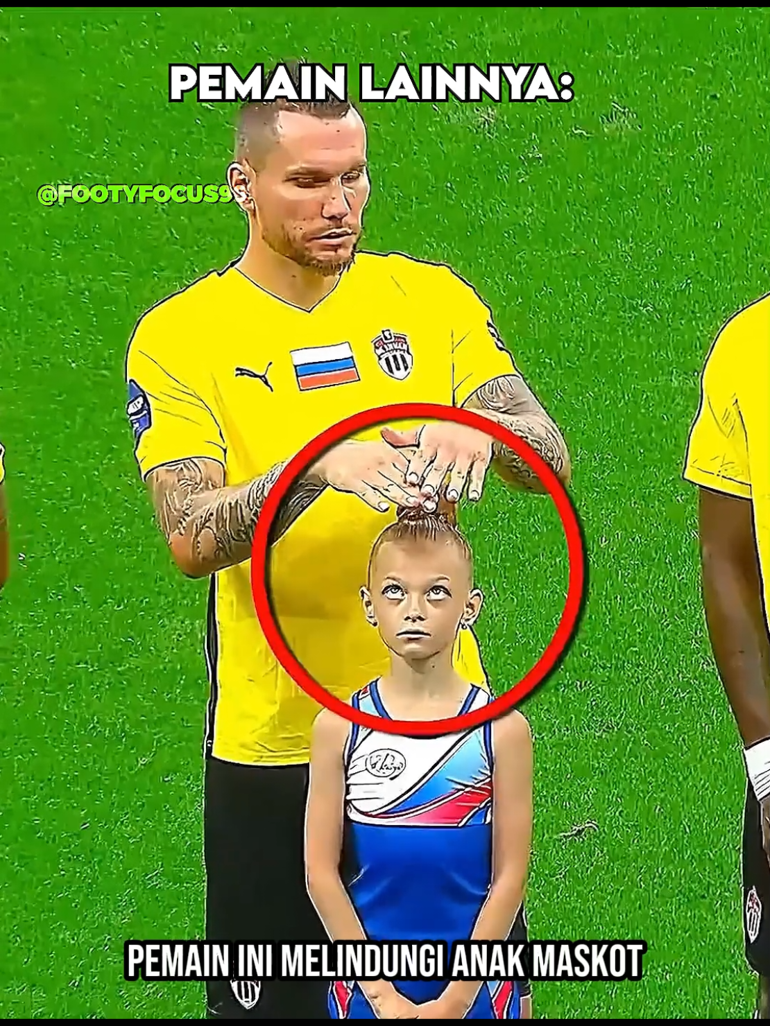 pemain melindungi maskot vs Bro