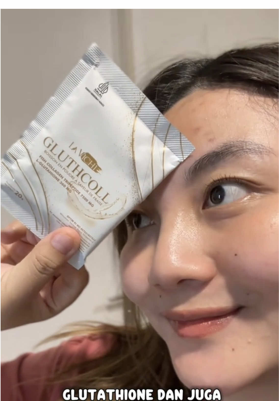Lagi breakout? Saatnya rawat kulitmu dari dalam! 💧✨ Minum La Vichi Gluthcoll rutin bantu redakan jerawat, cerahkan kulit, dan jaga kelembapan alami. Karena cantik itu dimulai dari tubuh yang sehat! 💕