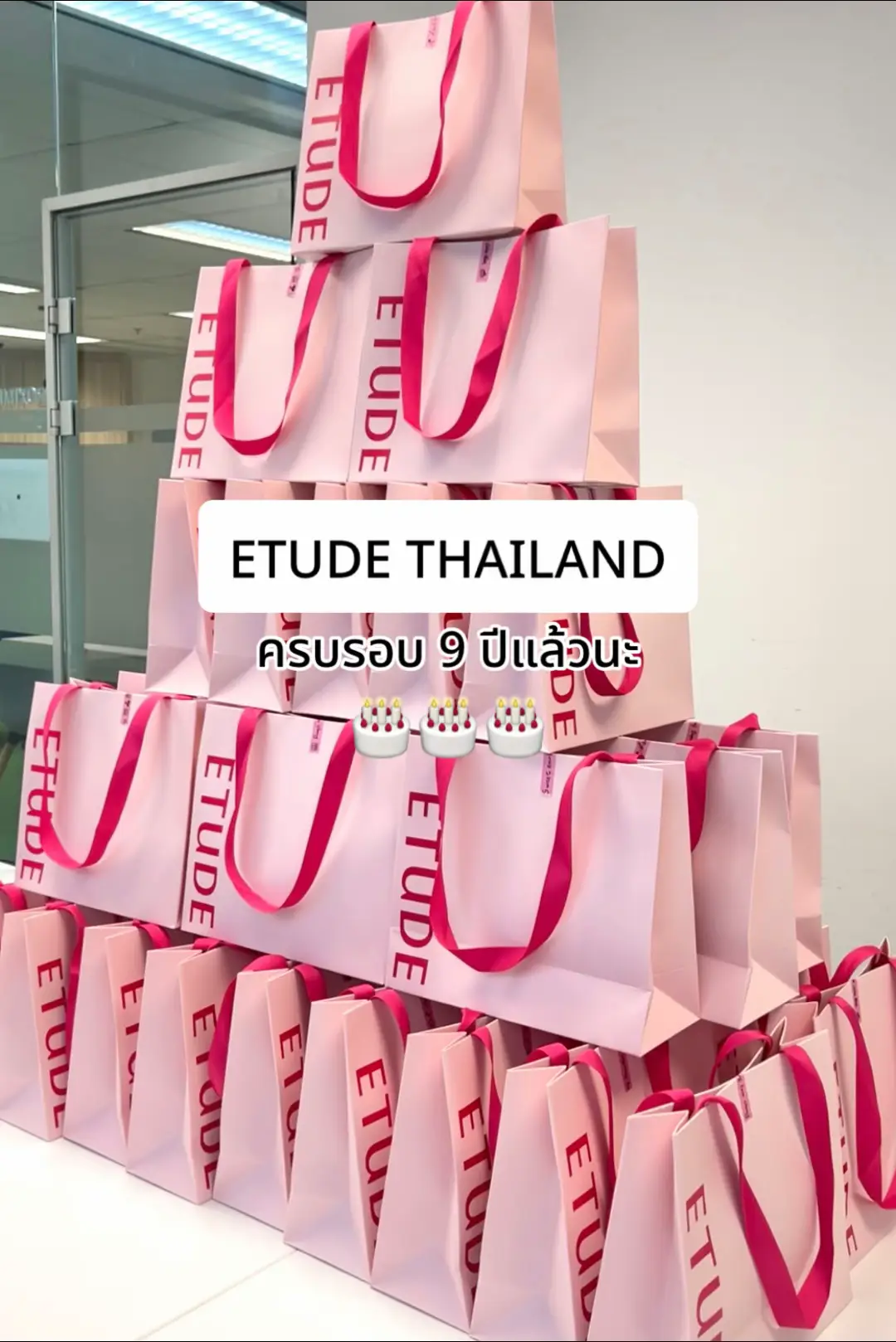 เริ่มแล้วน้า เซอร์ไพร์สที่ 2 กับ ETUDe Lucky Bag 9 วัน ไลฟ์จัดเต็มทุก 3 ทุ่มครึ่ง !! 🥳 19 - 27 พ.ค.นี้ ที่ TikTok LIVE เท่านั้นน้า  #etudethailand #luckybag #surprisebag #ถุงจุ่ม #lipandcheek #อีทูดี้ 