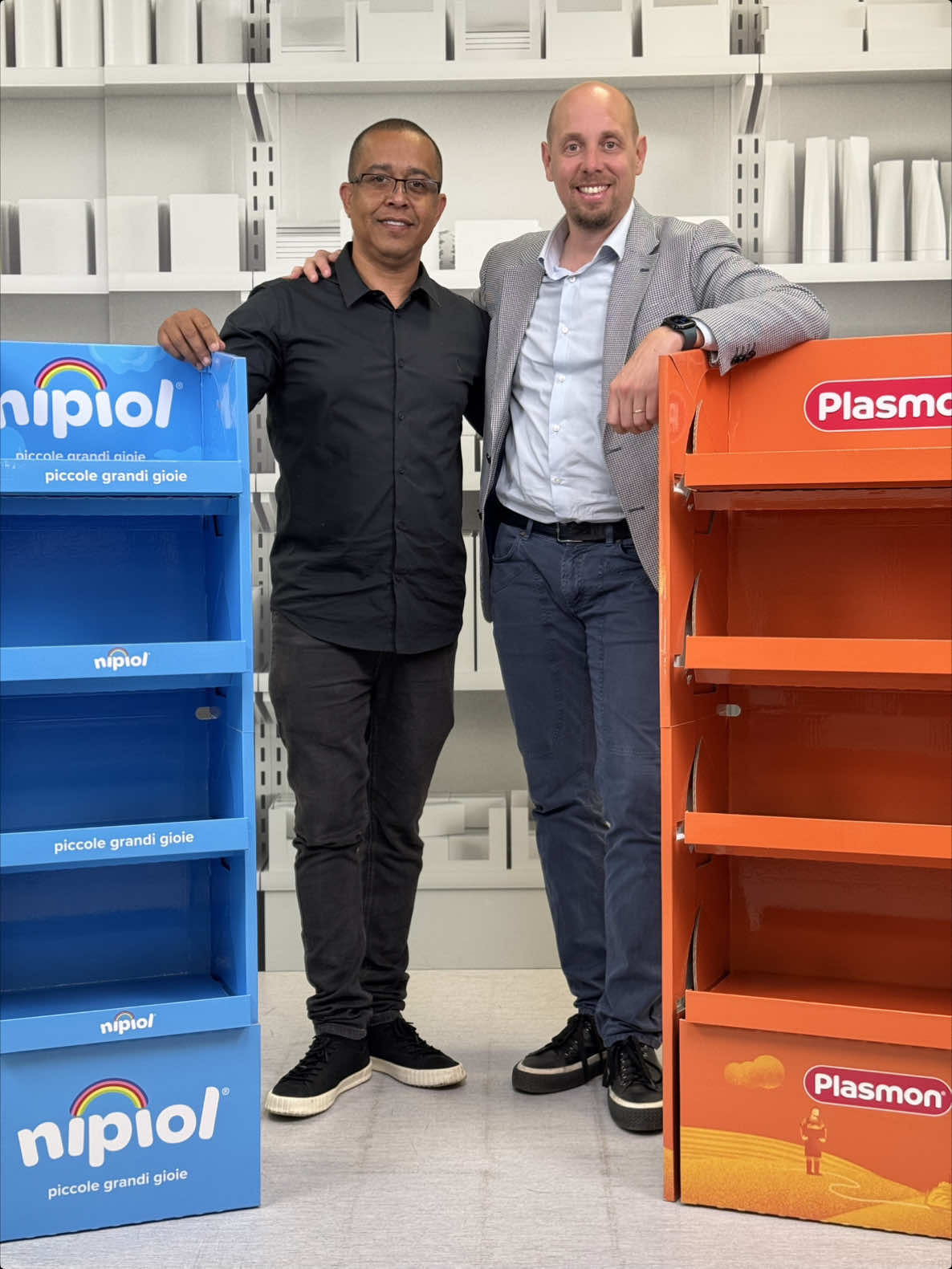 Everyone can do it 💥✨👍🏻 #redboxglobal #magneticdisplay #backstage #pointofsale #retail #innovation #creative #packaging #display #partners #brazil #italy 