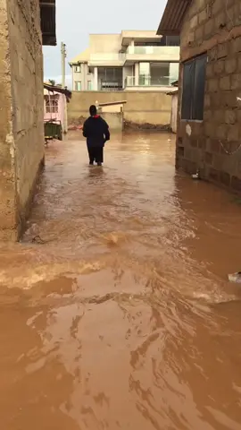 Yesterday rain fall wasn’t easy at allll Accra is really flooded and some people can’t stay in their homes… #AccraFloods #accra #accraghana #flood #flooded #rain #heavyrainfall #rainwater 