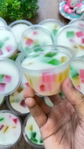 Yang bener aja nih cakep banget perpaduan warnanya puding mozaik ini pake cup bikinnya gampang sat...set lagi 🥰 cocok untuk ide jualan atau sajian arisan keluarga 🤍. • • Video cara buat sudah di upload di video Tiktok/Yt Channel Resep Abi  #pudingcup #pudingmozaik #reseppuding #puding #resepabi #pudingsusu #pudding #puddingmozaik 