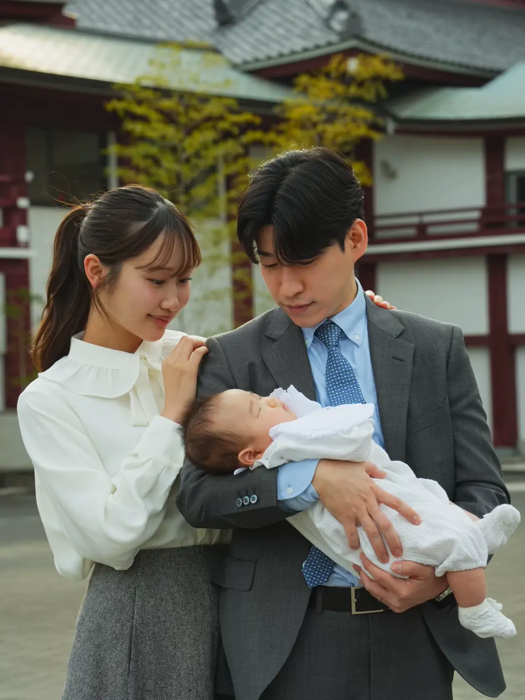 お宮参りを私は2月の半ばの寒い時期に行ったんだけど、服装選びすごく迷いました😭 お着物を着たかったけど、授乳の都合とかあって 綺麗目コーデにすることにしたんだけど、この日の私のお洋服は全身組曲です。 寒かったので中に超極暖のヒートテック着てるんだけど、これから行く方とかはこんな感じのシャツ1枚で行けそう！！ お外での撮影で風が強かったりするのも嫌だったから髪の毛も結んじゃった🎵　　 バブバブののしめや産着は楽天市場の 京都ちりめんやというところでレンタルしたよ👶 #おすすめ #おすすめ載りたい #24歳ママ #fyp #専業主婦の1日 #子育てママ #お宮参り #お宮参りコーデ #増上寺