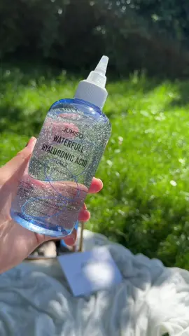 “Hydratation légère et efficace 💧”J’ai adoré cette toner hydratante ! Elle est super légère, ne colle pas, et donne un vrai coup de frais à la peau. Je l’utilise après le nettoyage et avant mon sérum, et ma peau reste bien hydratée toute la journée. C’est devenu un must dans ma routine 💙 #yesstyle #jumiso #skincarelove #prpackage #tiktokdz #influencerlife #softaesthetic #softaesthetic #ugccreator #portfolio #creatricedecontenu #ugccommunity #microinfluenceuse #jumiso #jumisowaterfull #jumisoinfluencers #skincare #skincaretips #10k❤️ 