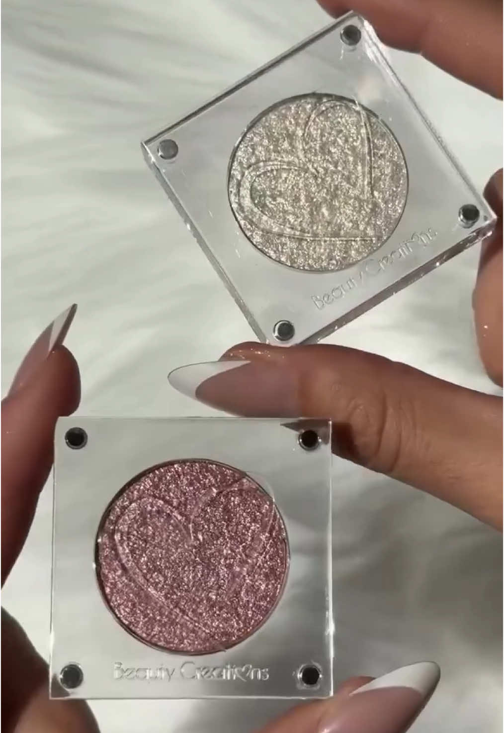 ¿Aún no conoces las sombras Riding Solo de Beauty Creations? Prepárate para brillar como nunca ✨ Estas mini sombras individuales vienen con TODO: ✔️ Pigmentación brutal ✔️ Acabado brillante tipo 