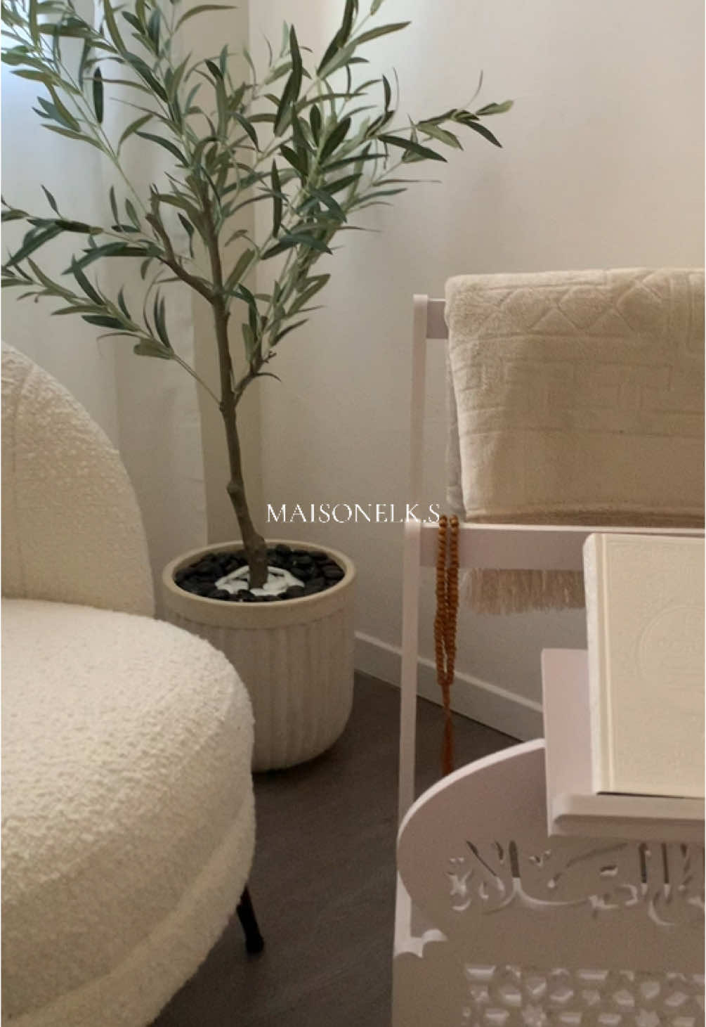 Un beau coin prière commence par l’intention… et se sublime avec des détails qui élèvent le cœur. #pourtoi #tapisdepriere #france #decor #homedecor #foryou #france #musulman #fetedesmeres 
