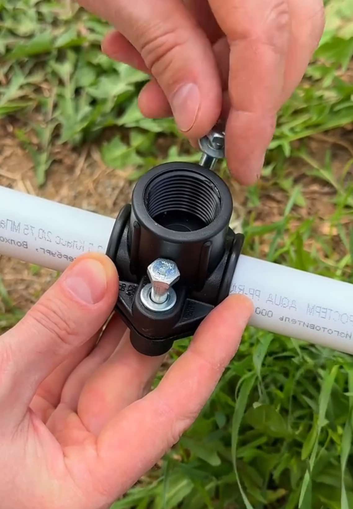 Die Grundlagen der Klempnerarbeit mit eigenen Händen. Wie kann man den Wasserhahn unter Druck sicher in ein Kunststoffrohr einstecken? Tipps und Tricks von Klempnern. Ein Leitfaden für Anfänger zum Klempner.#tips #DIY #livehack