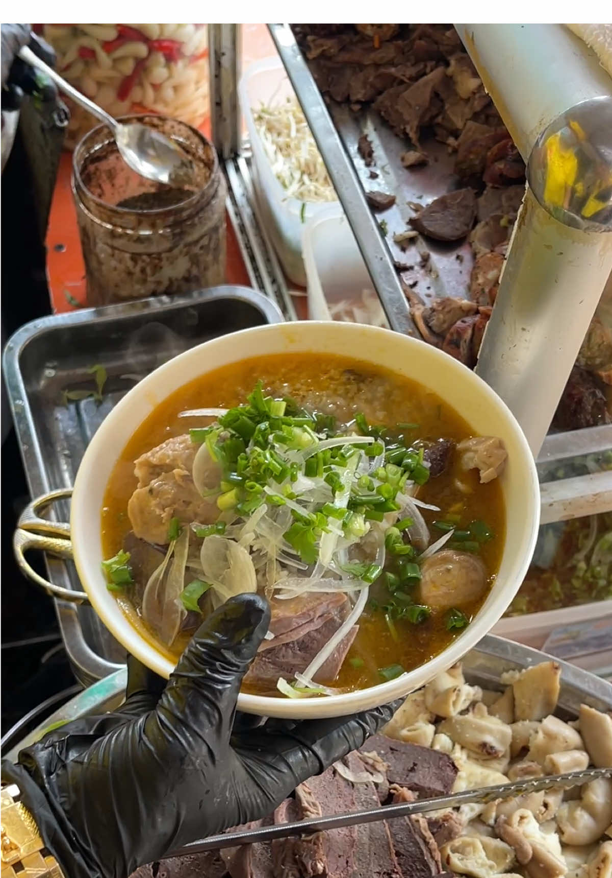 🥣 Tô cháo giò bò mix nạm lòng thập cẩm nhìn thôi đã thấy “đầy topping”! 💥 Lòng giòn – giò mềm – nạm béo ngậy, cháo thì nêm vừa miệng, ăn tới đâu là ấm bụng tới đó! 📍 Quán Cháo Bò 99 đang đông nghẹt khách – ai cũng ghé vì món này quá đã! 👫 Rủ đám bạn thân đến “oanh tạc” liền tay! #chaobo99 #LearnOnTikTok #streetfood #ancungtiktok #xuhuongtiktok #FoodTok #tiktokfood #viral #2025 