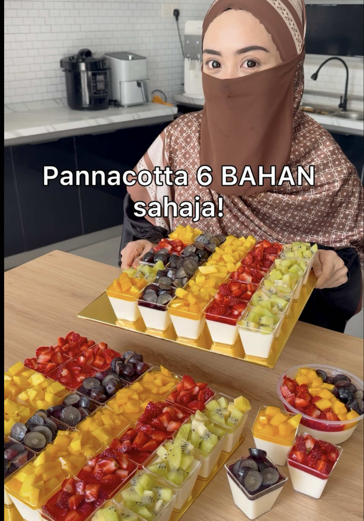 pannacotta 6 bahan sahaja😍 susu Full cream milk powder paling best and sedap dari  @RITELAC M SDN BHD  Recipe dibawah pannacotta 1 bancuhan  untuk 20 cups : - 600air - 1 cup  susu full cream milk powder ritelac ( nk tambah lagi pon bole)  - gula 190 gm, garam secubit - 600 ml whipping cream  - esen vanilla 3 tsp  - gelantin halal 4 tbsp + air suam sikit topping and buah :strawberry, grapse, kiwi, manggo siap ! selamat mencuba semua! *dalam video ni ary buat 3 bancuhan dapar 50 -60 cup mini tu* 🫶🏻