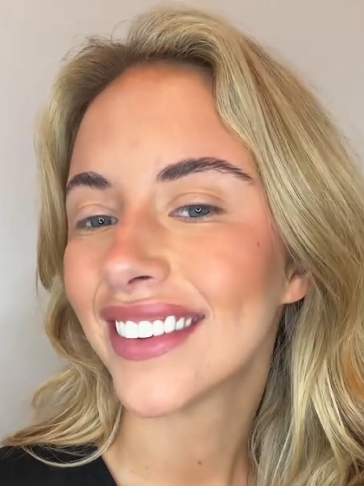 Perfect in combination with your make up routine! Whiten that smile and get ready at the same time! 👀 #whitesbeaconsfield #confidence #teethwhitening #Summer #beauty #oralcare #cosmetics #grwm
