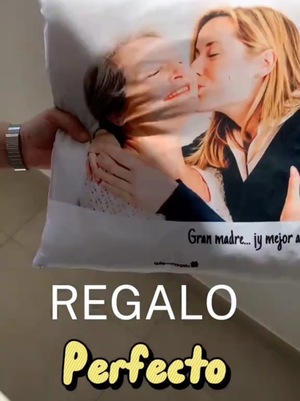 🛋️♥️ Tu historia, en un cojín.  Porque hay recuerdos que merecen estar siempre cerca... ¡y bien cómodos! En Quiero un Regalo puedes crear un cojín personalizado con la foto que tú elijas!! 📸Tu pareja, tu mascota, tus peques o ese momento que quieres abrazar cada día. ✨Es el regalo perfecto para sorprender con algo único, bonito y 100% tuyo. 🎁Ideal para cumpleaños, aniversarios o simplemente para tener un detalle con mucho cariño. 🛒Personalízalo ya en 👉🏼 quierounregalo.com  📦Envío rápido a toda España #cojínpersonalizado #regalospersonalizados #quierounregalo #regalosbonitos #detallesúnicos #regaloconfoto #momentosespeciales #sorprendeconnombrepropio #fyp 